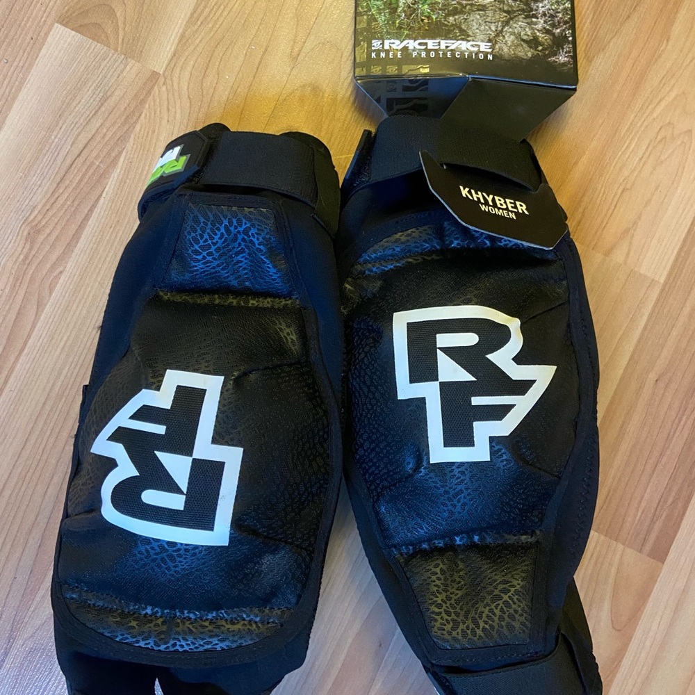 Khyber Knee Pads with RF Logo